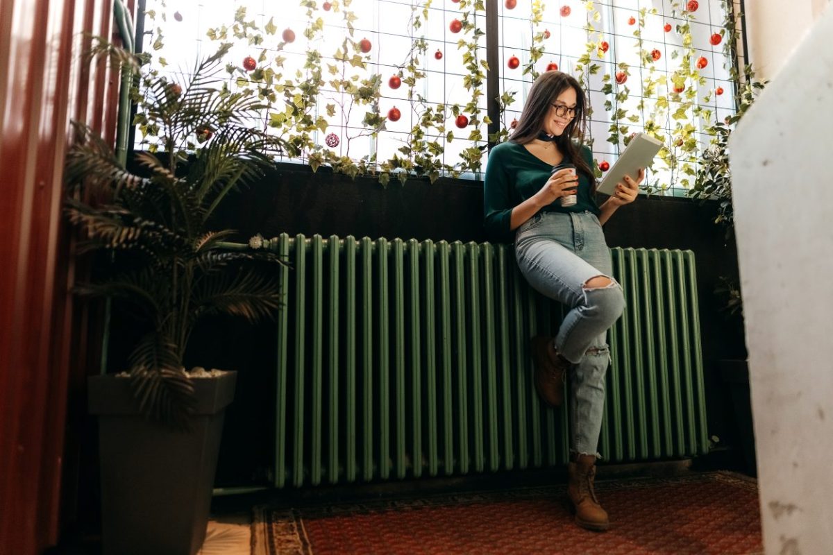 junge frau heizung wohnung