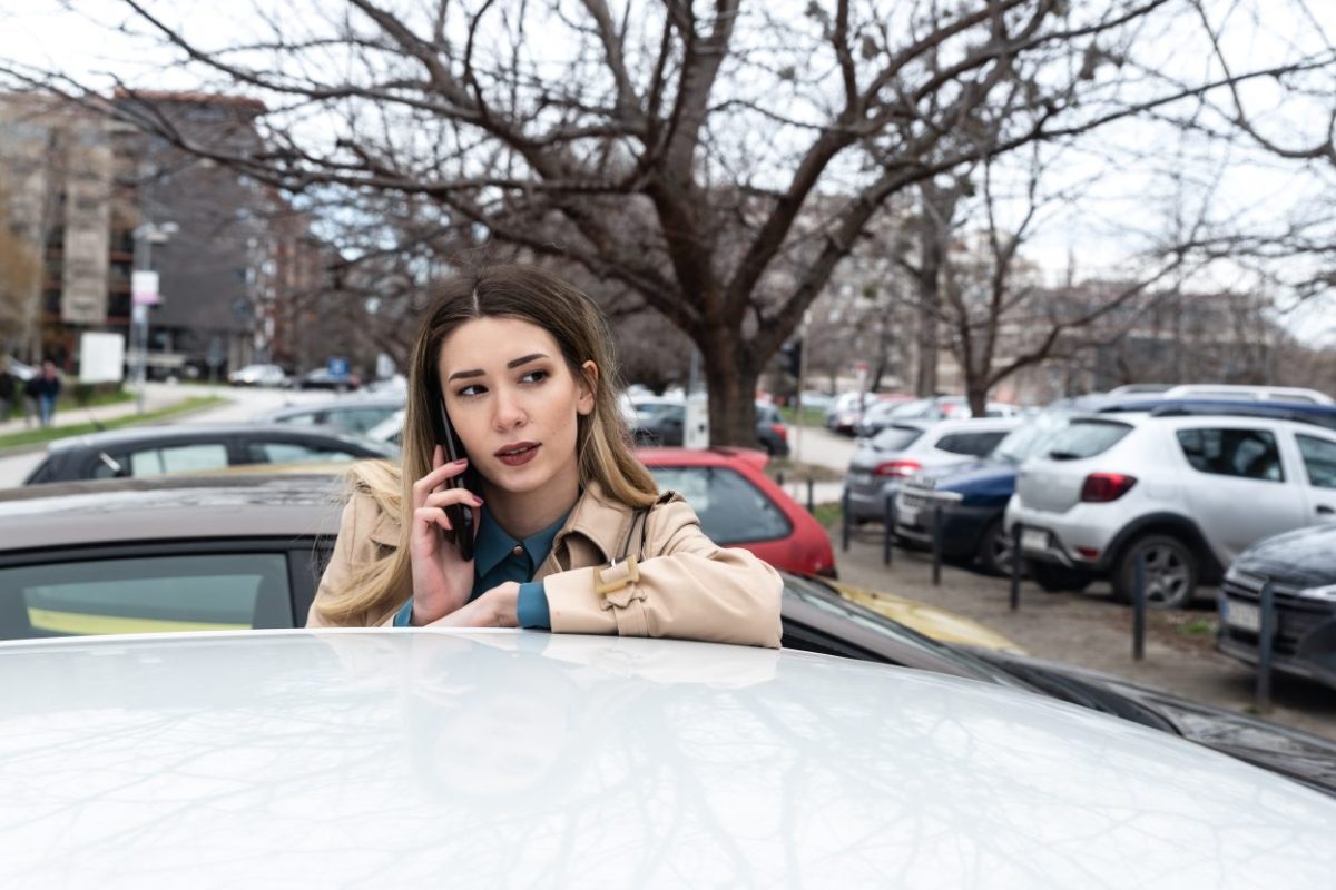 junge frau auto parkplatz