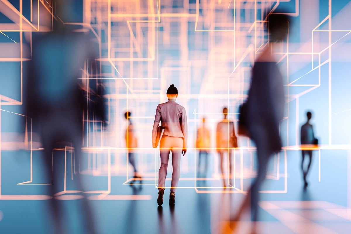 Frau steht zwischen bunten Lichtern.