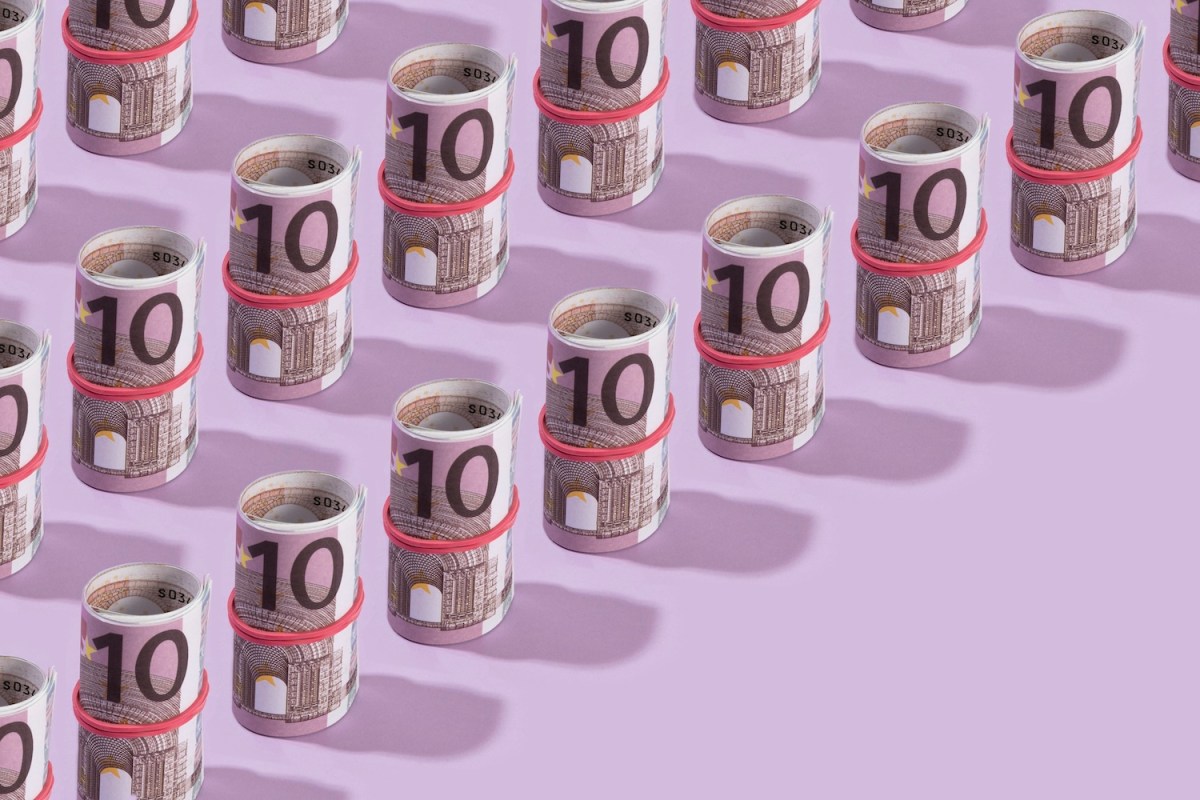 Rollen mit zehn Euro-Scheinen auf lila Hintergrund.