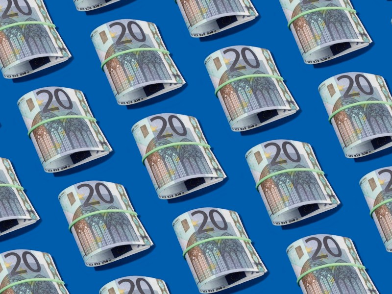 Rolle von zwanzig Euro-Schein auf blauem Hintergrund.