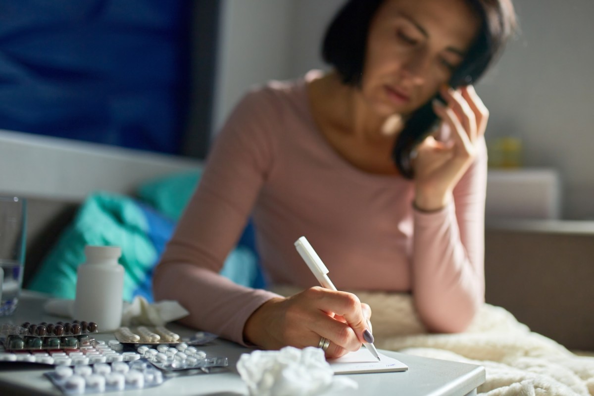 Kranke Frau ruft Arzt zur Konsultation an.