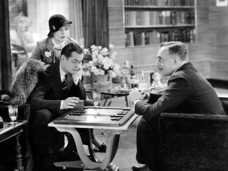 Leute spielen ein altes Brettspiel