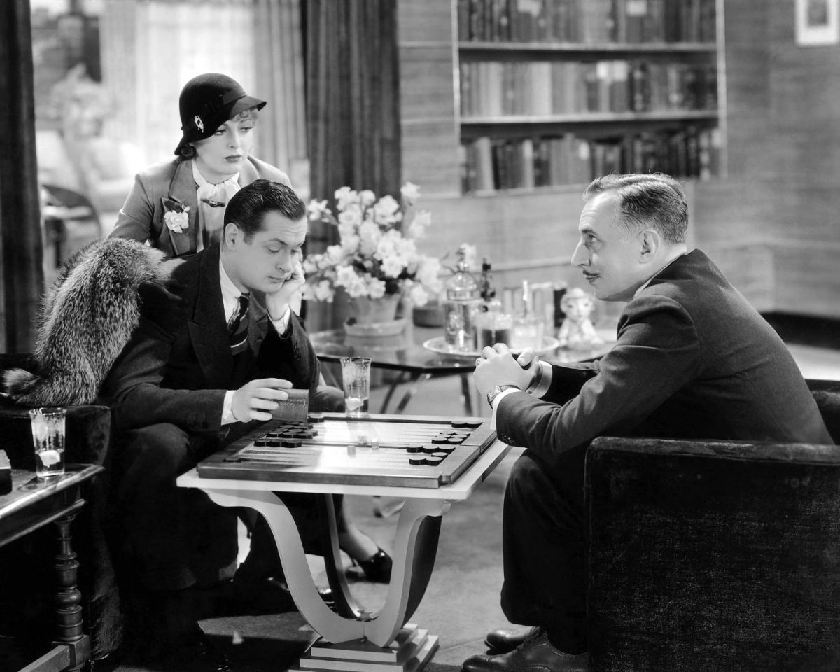 Leute spielen ein altes Brettspiel