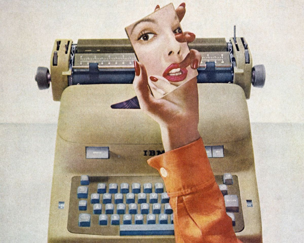 Retro-Foto von einer Schreibmaschine und einer Frau im Spiegel