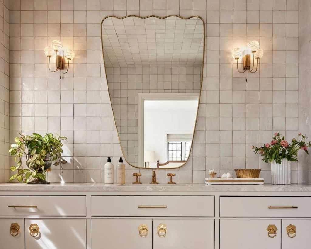 Skulpturaler Spiegel