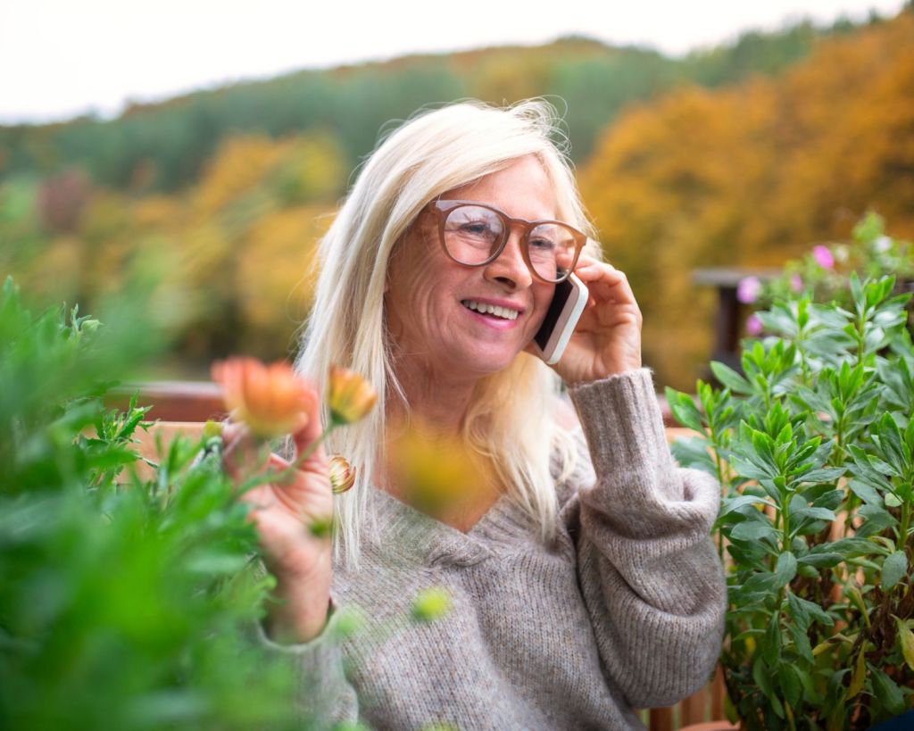 Alte Frau beim Telefonieren