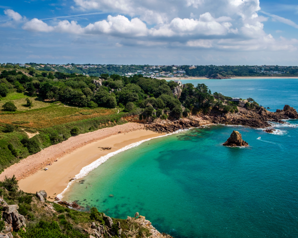 Weite Sandstrände, beeindruckende Klippen und historische Sehenswürdigkeiten erwarten dich auf einer Rundreise auf den Kanalinseln.