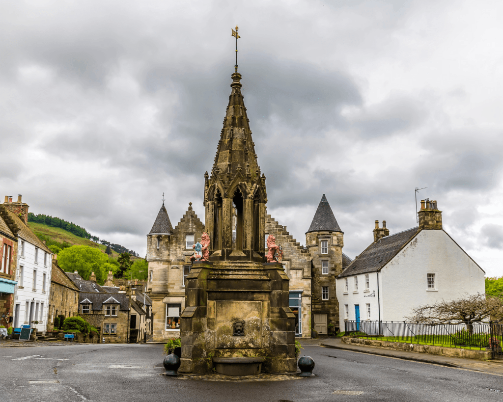 Der Tyndall-Bruce-Brunnen mitten auf der Hauptstraße ist in einer Szene zu sehen, in der der Geist von Jamie Claire beim Haarebürsten in Mrs. Bairds B&B anstarrt. 