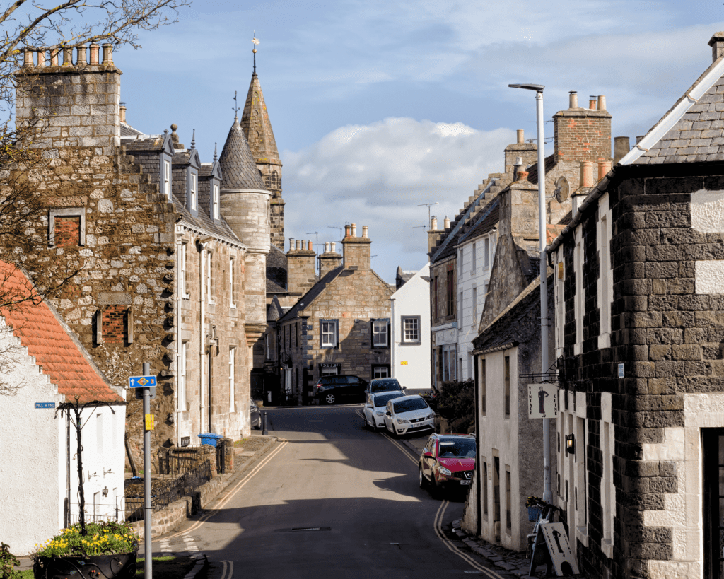 In dem kleinen und ruhigen schottischen Dorf Falkland gibt es Straßen, die von Steinhäusern aus dem 17. und 18. Jahrhundert gesäumt werden.