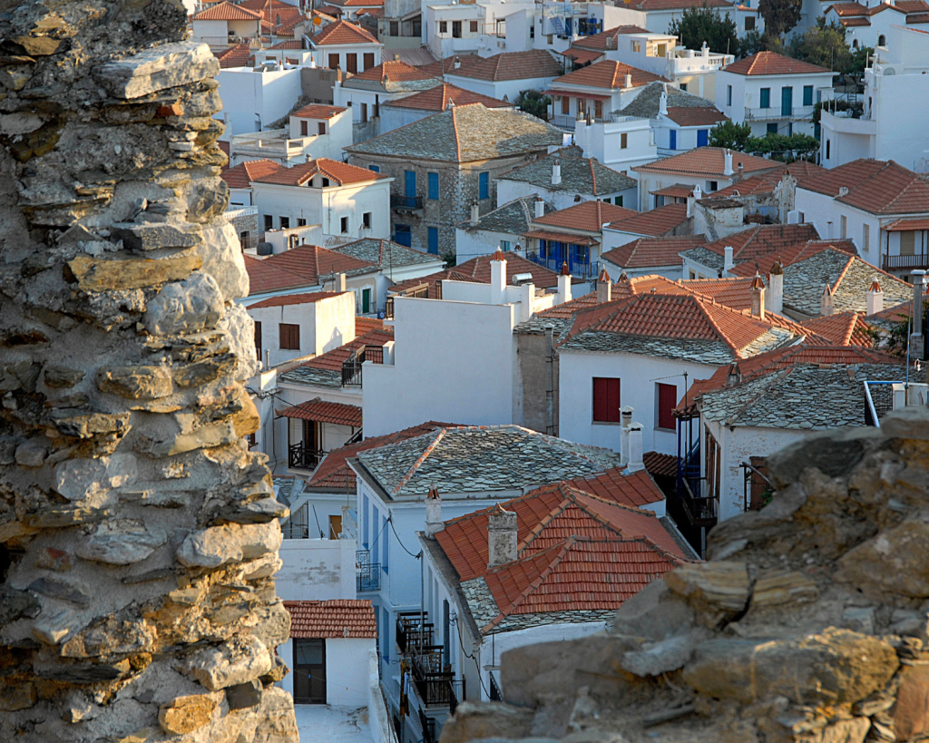 Nur rund 5.000 Einwohner nennen Skopelos ihr Zuhause, sodass es lediglich kleine Orte gibt.