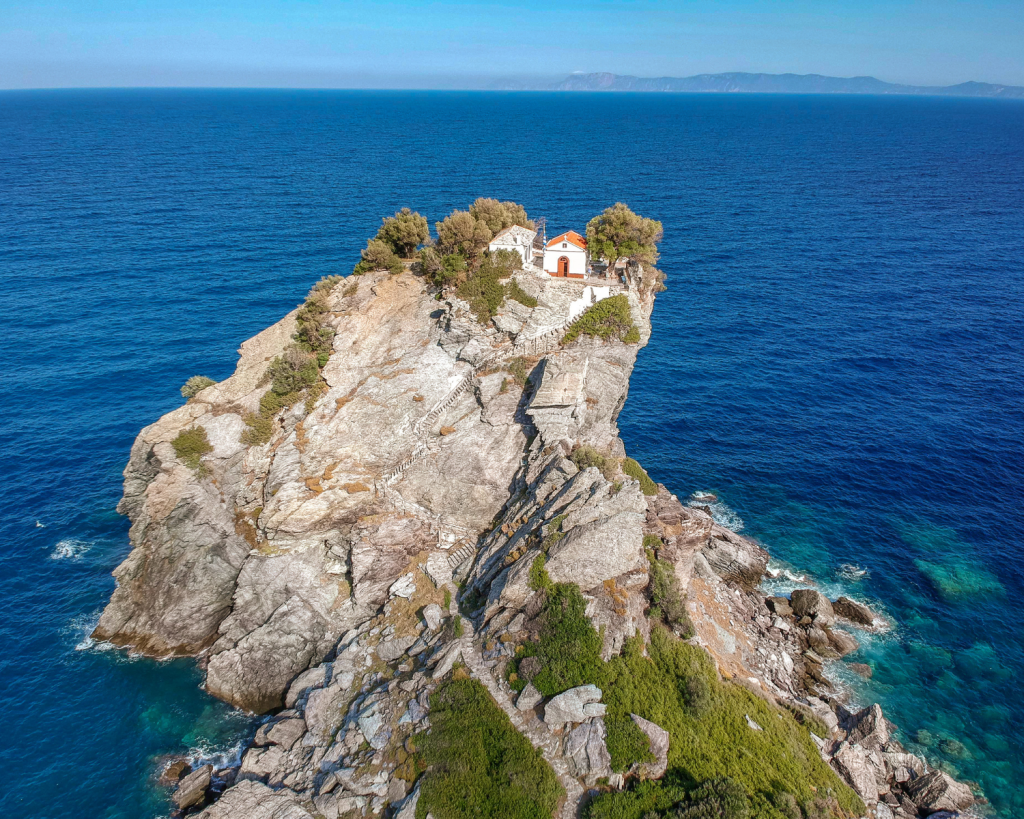 Die "Mamma Mia"-Kirche auf Skopelos ist die kleine Kapelle Agios Ioannis Kastri, die auf einem Felsen über dem Meer thront und für die Hochzeitsszene im Film genutzt wurde.