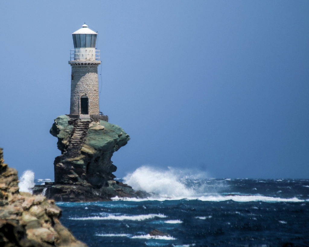 Auf der griechischen Insel Andros gibt es den Leuchtturm Tourlitis, ein Wahrzeichen der Insel, der auf einer kleinen Felsinsel mitten im Meer steht. 