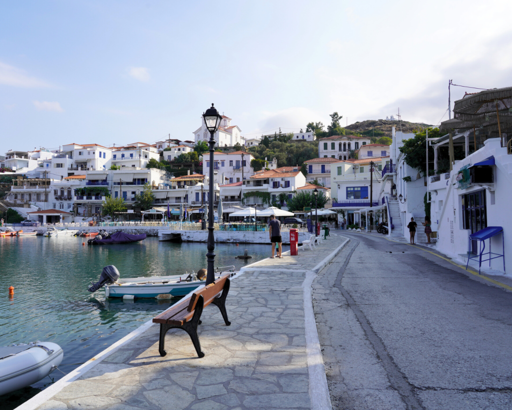 Die griechische Insel Andros ist die nördlichste und zweitgrößte Insel der Kykladen und die drittgrößte der Region Südliche Ägäis. 