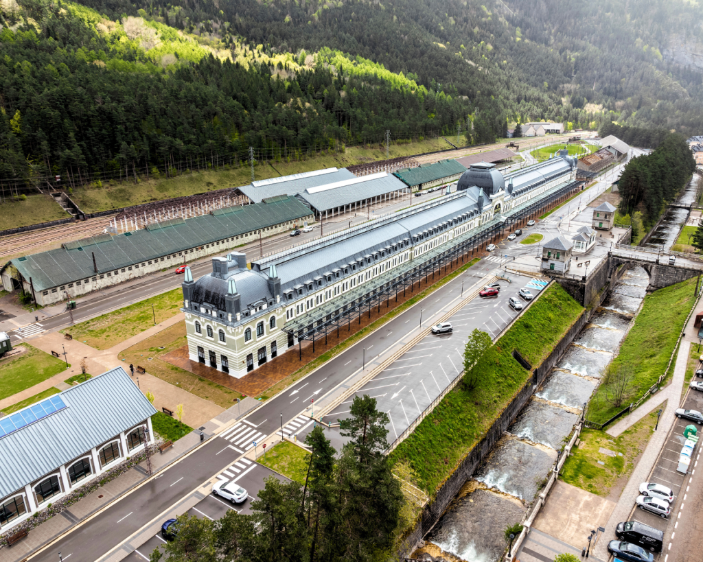 Der internationale Bahnhof von Canfranc in den Pyrenäen ist ein Beispiel für ein gescheitertes Infrastrukturprojekt, das mit viel Geld am Anfang des 20. Jahrhunderts verwirklicht wurde. Seit dem Jahre 2023 ist in dem Bahnhof ein Luxushotel untergebracht.