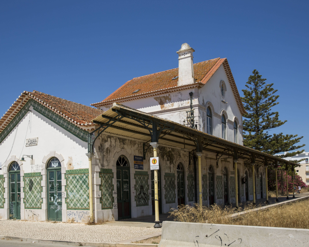 Auch wenn es längst einen neuen Bahnhof gibt, bleibt der alte ein beliebter Lost Place.