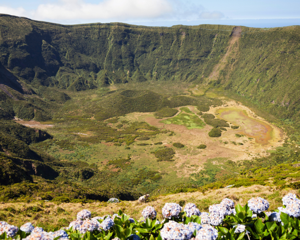 Der Vulkan Caldeira ist der höchste Berg, ein massiver Stratovulkan und die größte geomorphologische Struktur, die die Insel Faial bildet. 