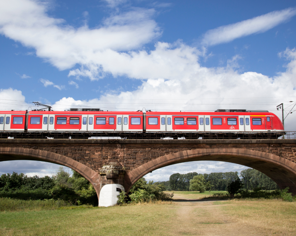 Doch aufgepasst: Kommt es zu Verspätungen, kann es Probleme bezüglich der Fahrgastrechte kommen – da es sich nicht um eine Gesamtstrecke handelt.