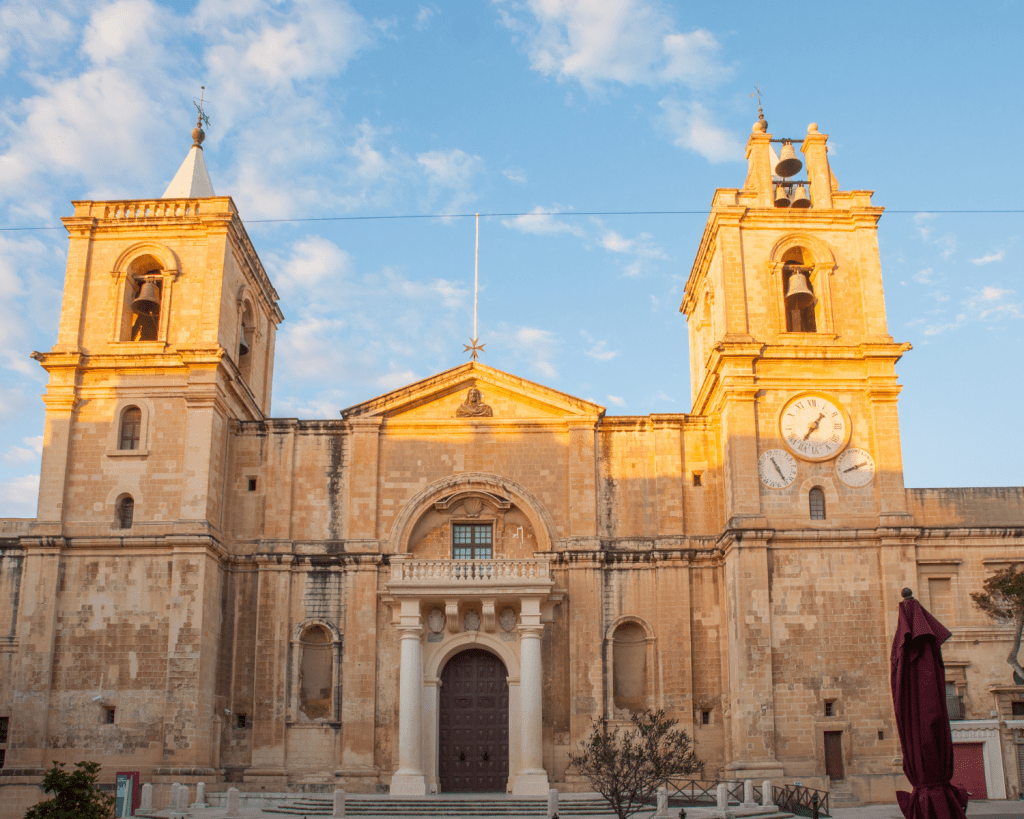 Die St. John's Co-Cathedral ist eine römisch-katholische Kathedrale in Valletta, Malta, die dem Heiligen Johannes dem Täufer geweiht ist.