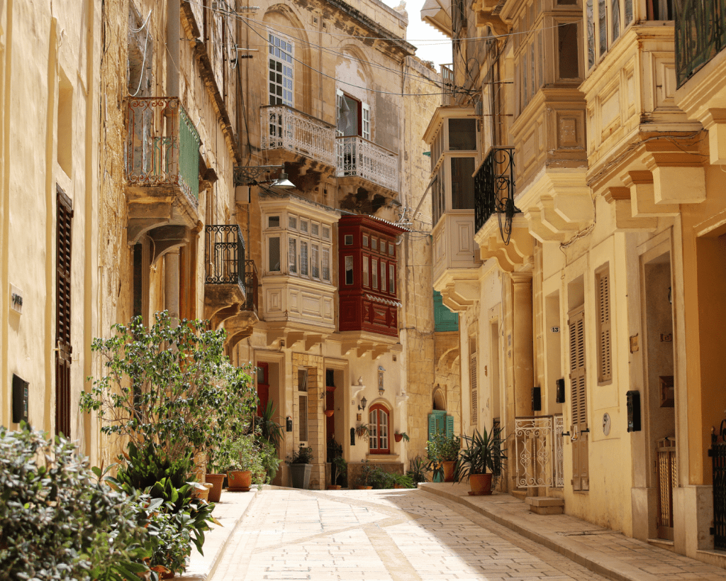 Die Altstadt von Valletta ist ein UNESCO-Weltkulturerbe, das durch ein schachbrettartiges Straßennetz, barocke Gebäude, charakteristische Holzerker und mächtige Festungsmauern geprägt ist.