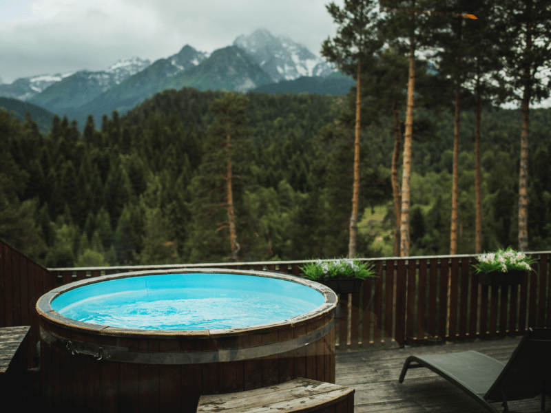 Kaminfeuer und schneebedeckte Berge: 6 traumhafte Unterkünfte für eine Wellness-Auszeit in den Alpen.