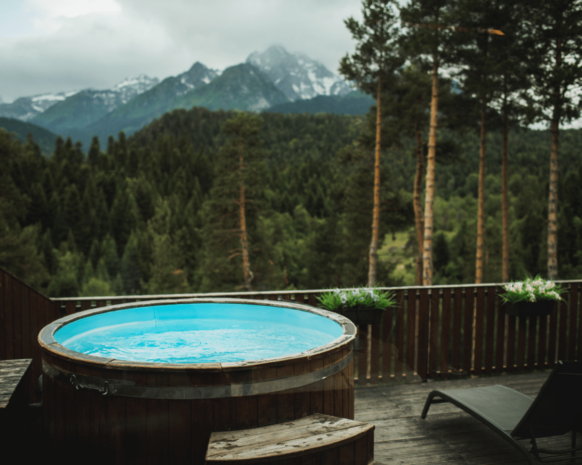 Kaminfeuer und schneebedeckte Berge: 6 traumhafte Unterkünfte für eine Wellness-Auszeit in den Alpen.