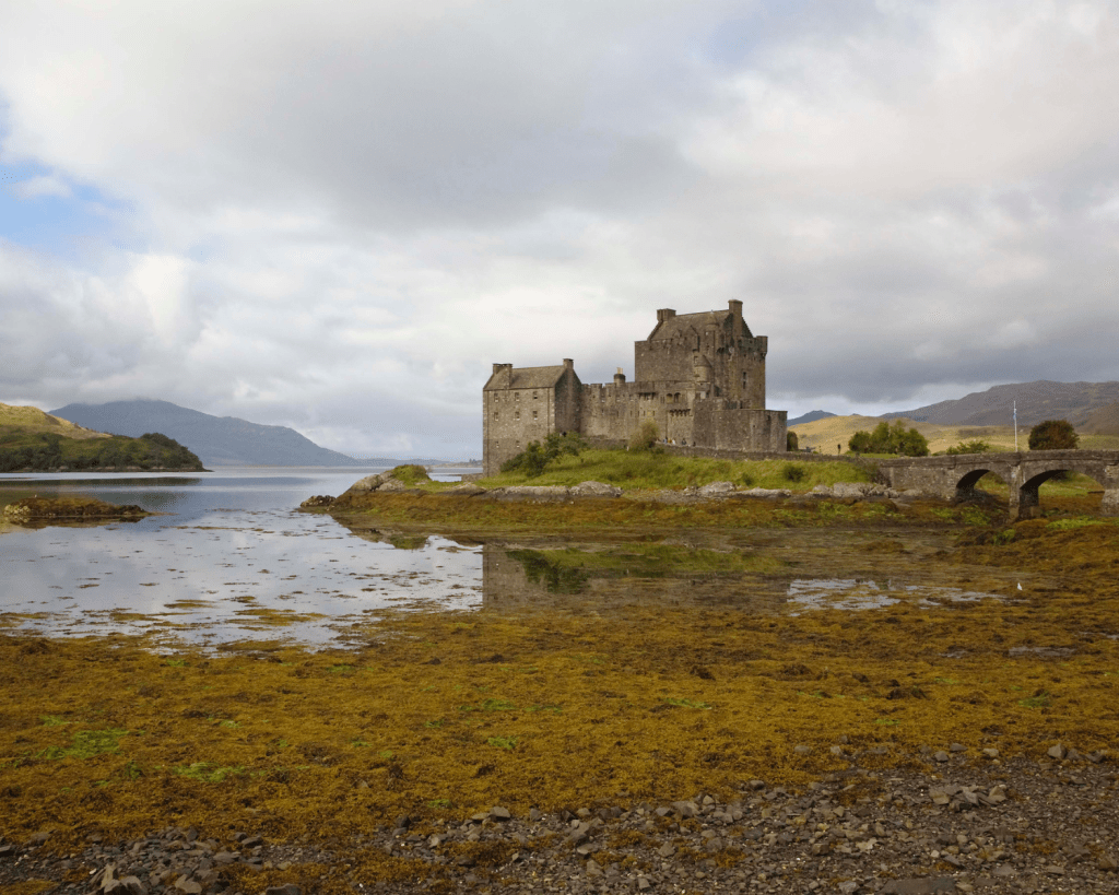 Eilean Donan Castle thront auf einer kleinen Insel, die bei Flut komplett vom Meer umspült wird. 