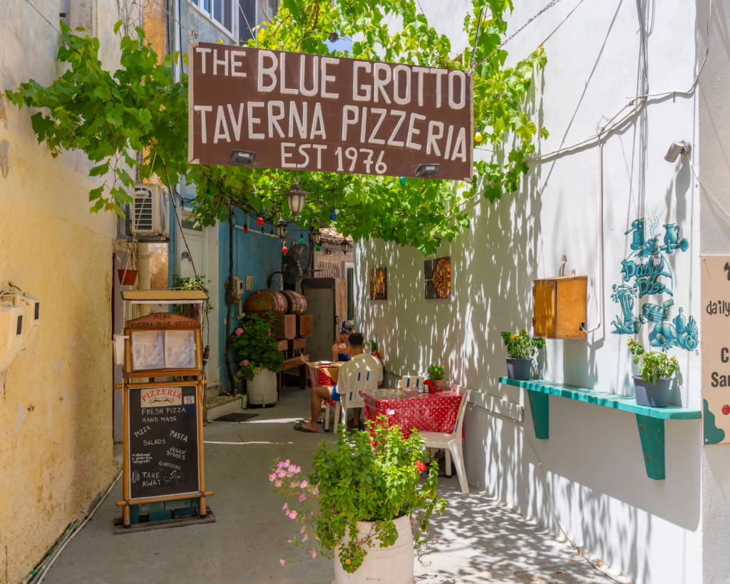 Auf der Insel befinden sich einige kleine Restaurants und Pensionen.