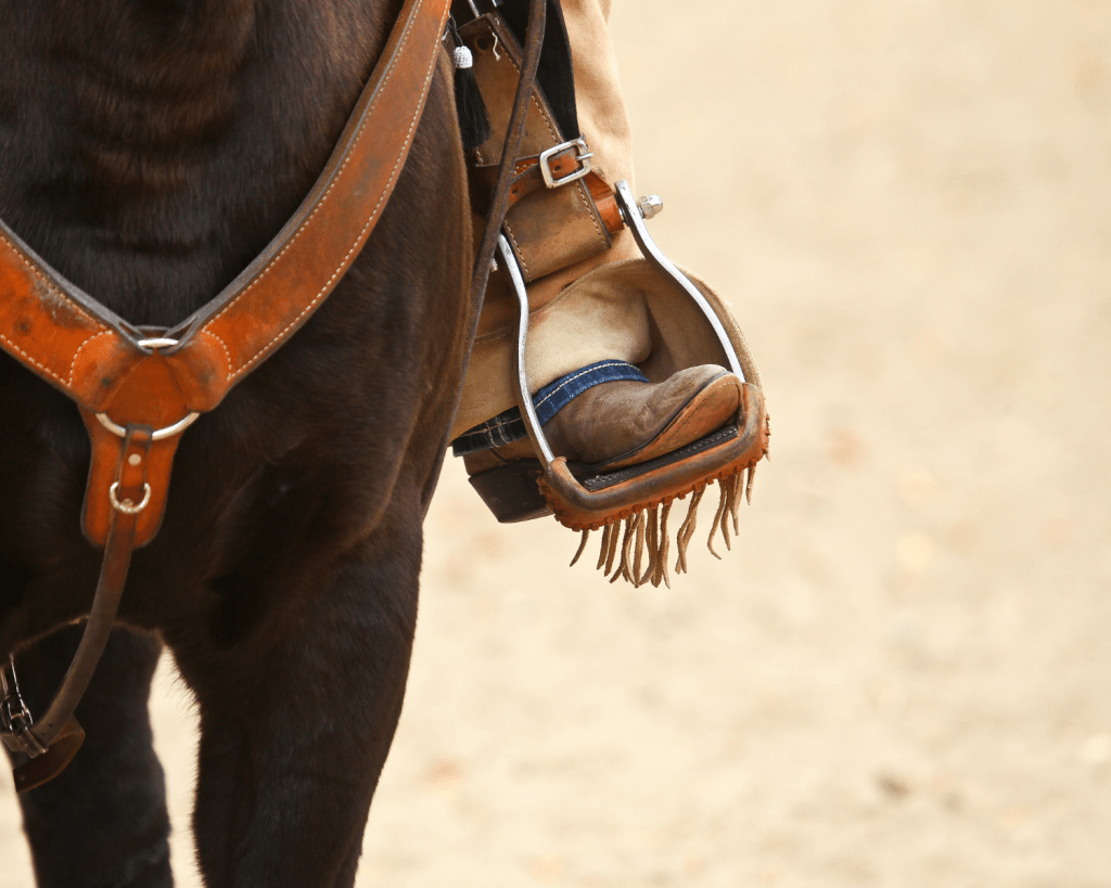 ie roten Sandsteinformationen, spitzen Felsen und Bergmassive machen das Monument Valley zu einem der bekanntesten Wahrzeichen im Südwesten der USA.