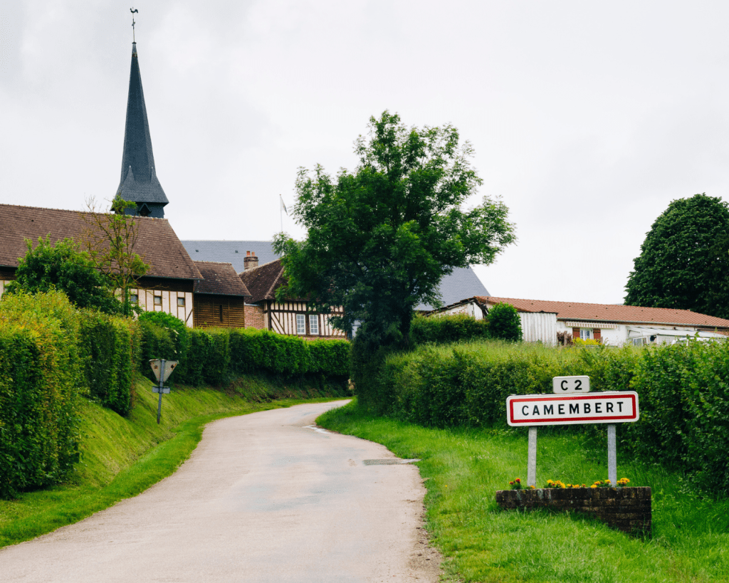 Der berühmte Käse Camembert verdankt seinen Namen dem Dorf Camembert – ein echtes Symbol der normannischen Genusskultur.