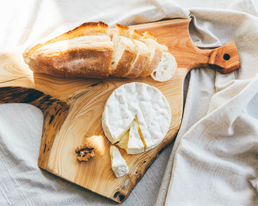 Einer Legende nach wurde der Camembert im 18. Jahrhundert von der Bäuerin Marie Harel erfunden, die das Rezept von einem Priester erhalten haben soll, der während der Französischen Revolution bei ihr Zuflucht suchte. 