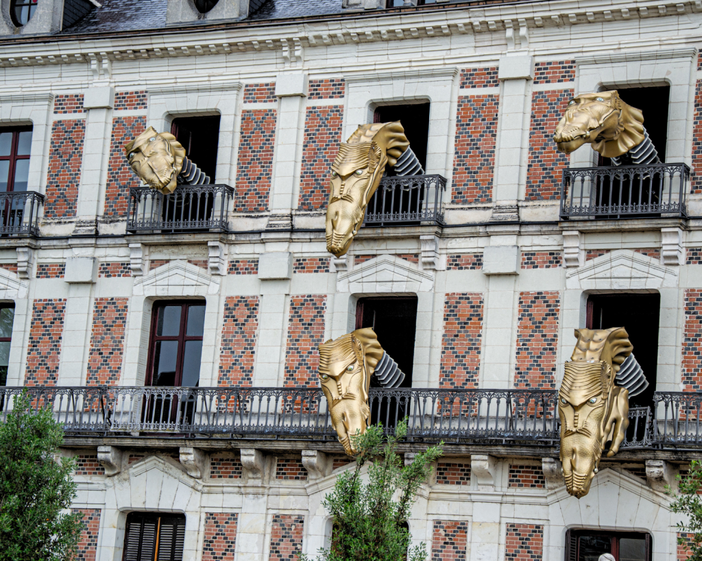 Das Maison de la Magie ist dank des sechsköpfigen Drachen, der seine Fassade belebt, unter Tausenden erkennbar und untrennbar mit der Stadt Blois verbunden.