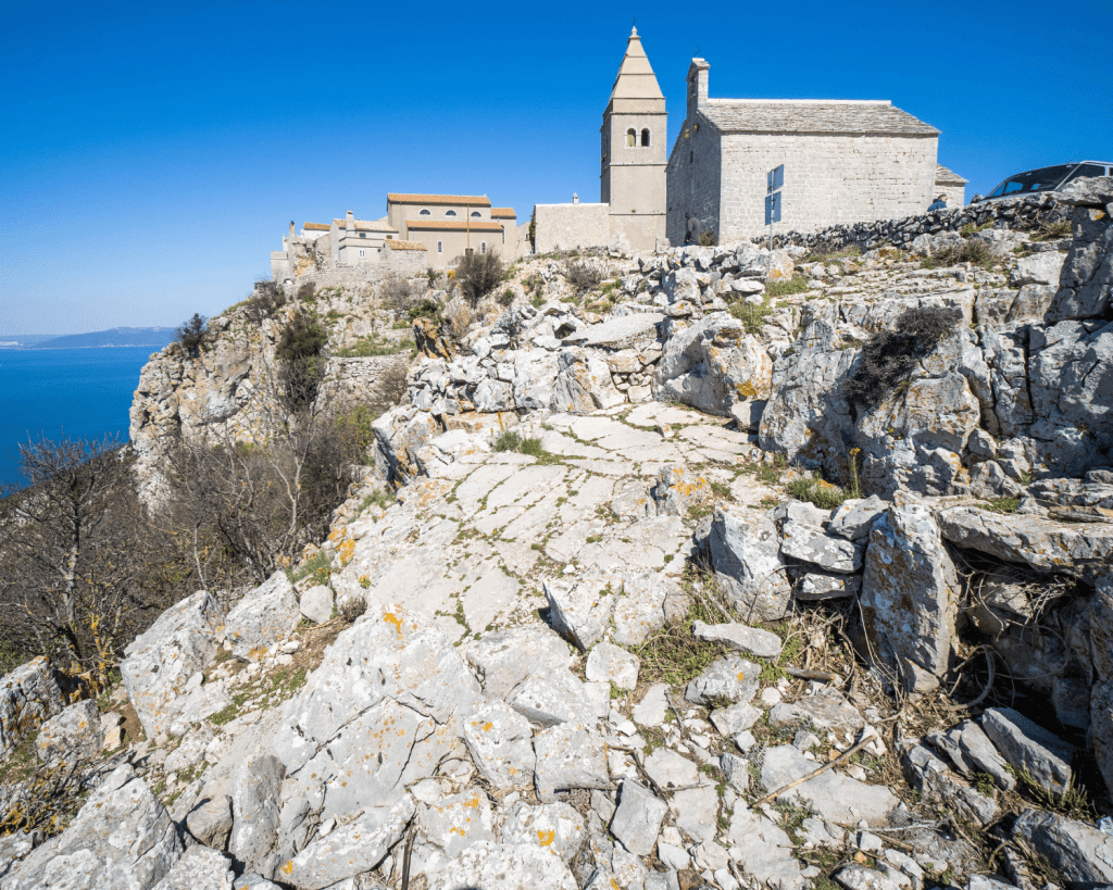 Früher eher ein Geheimtipp in den Bergen, hat sich Lubenice im Laufe der Jahre zu einem beliebten Ausflugsziel auf Cres entwickelt.