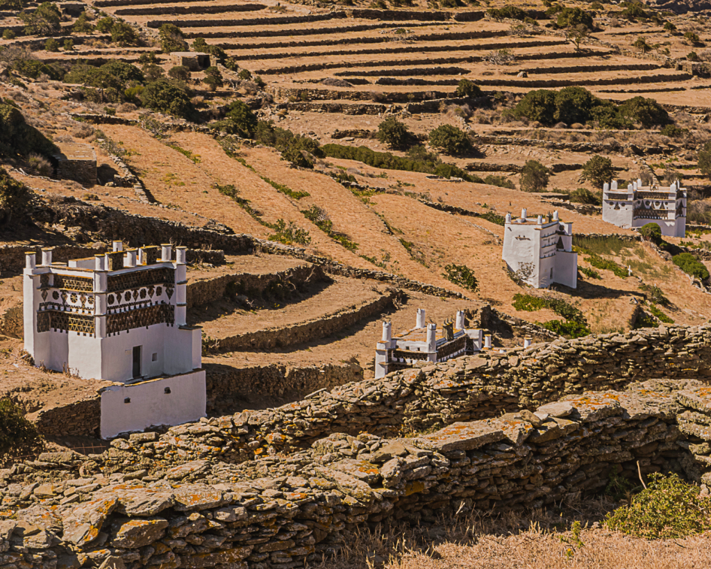 Tinos ist berühmt für seine Boutiquen und Kunstgalerien, aber für eine Ausstellung musst du gar nicht weit gehen, denn viele Häuser sind selbst ein Kunstwerk.