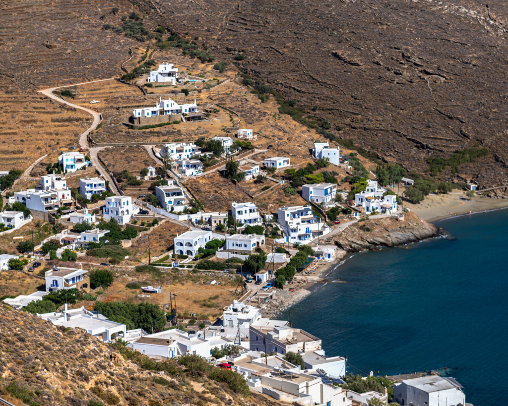 Tinos ist die drittgrößte Insel der Kykladen in Griechenland und nur eine 20-minütige Bootsfahrt von der Party-Insel Mykonos entfernt.