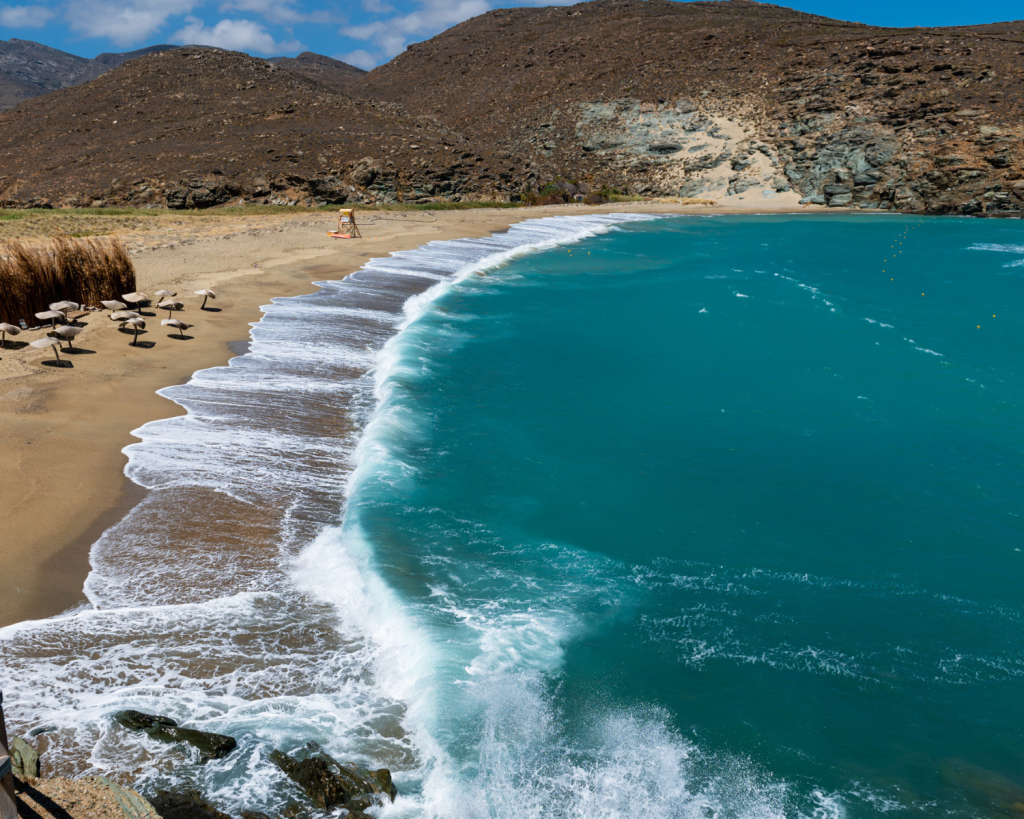 Tinos, auch Tenos, ist eine griechische Insel südöstlich von Andros, die zur Inselgruppe der Kykladen gehört.