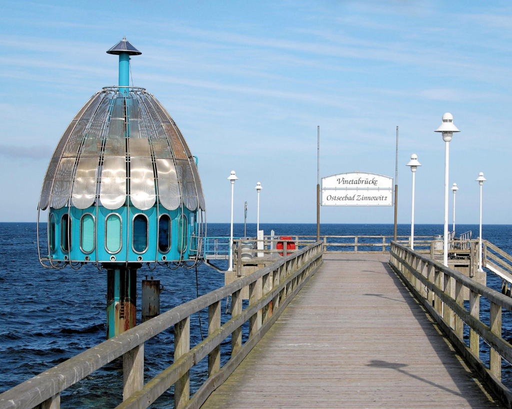 Die Tauchgondel befindet sich am Kopf der 315 m langen „Vineta-Brücke“.