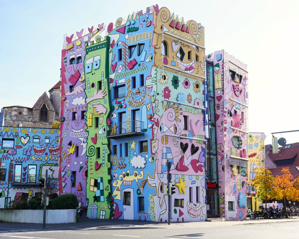 Hinter dem Namen James Rizzi verbirgt sich ein weltweit angesehener Künstler, dessen Phantasie blühend, fantastisch und faszinierend ist.