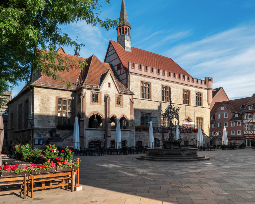 Das Gänseliesel befindet sich auf dem Göttinger Marktplatz vor dem Alten Rathaus. 