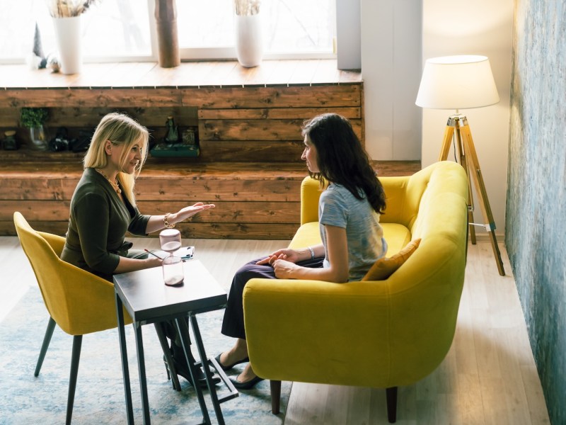 Zwei Frauen unterhalten sich im Büro.