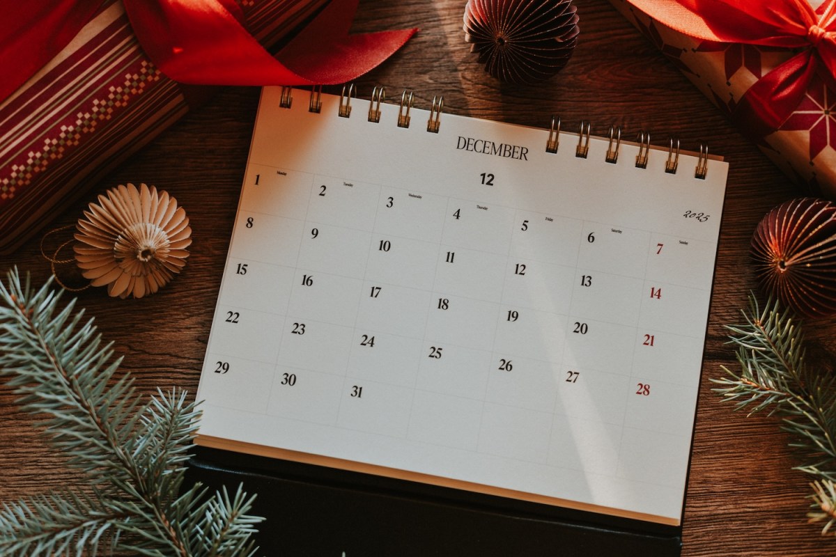 Ein festlicher Dezemberkalender, geschmückt mit weihnachtlicher Dekoration und Geschenkpapier, der die Weihnachtsstimmung versprüht.