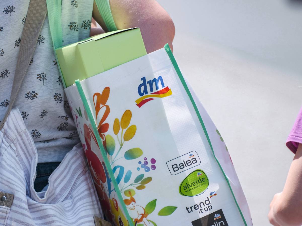 Frau mit Balea Tasche von dm