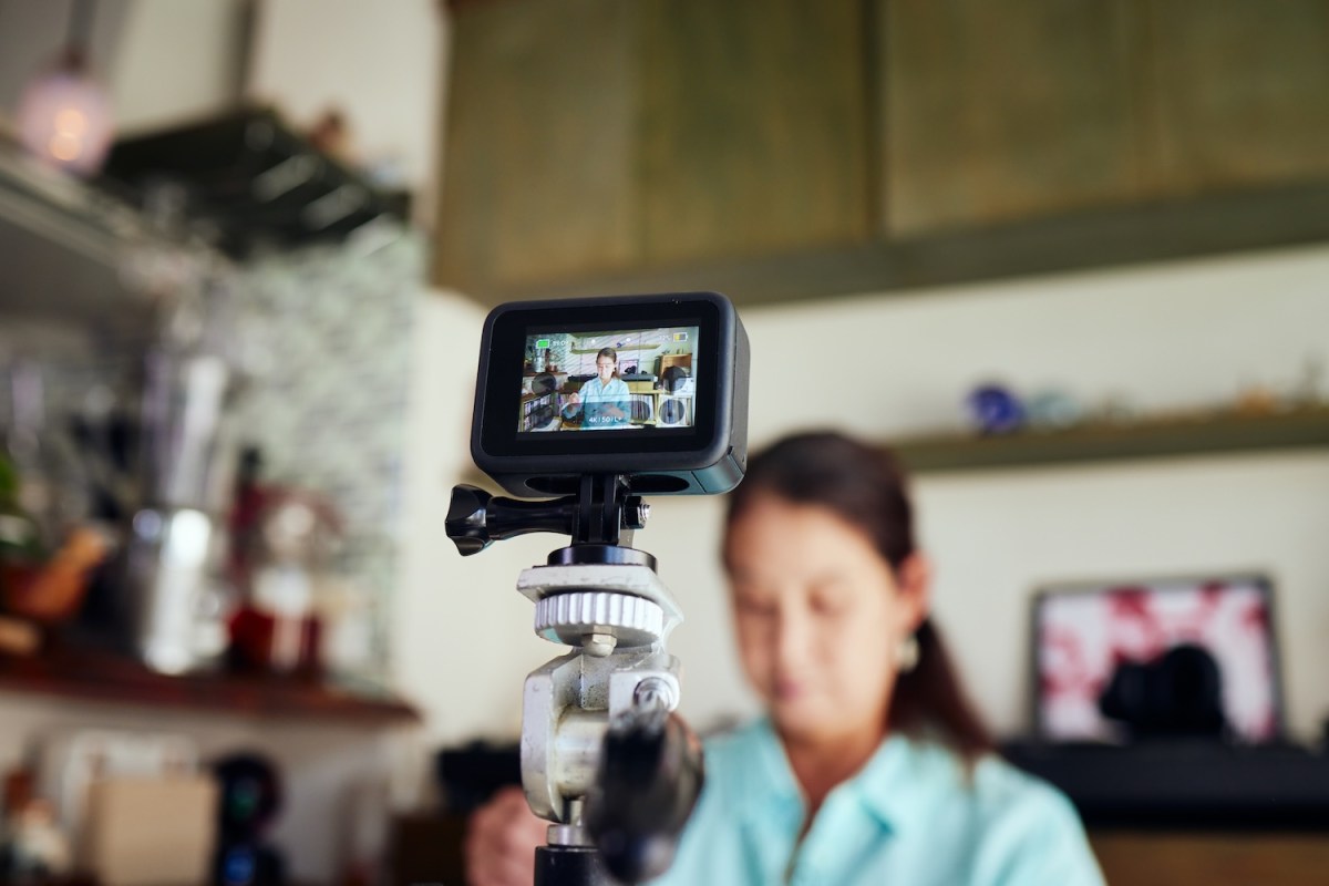 Eine Frau filmt sich bei einer Aktivität.