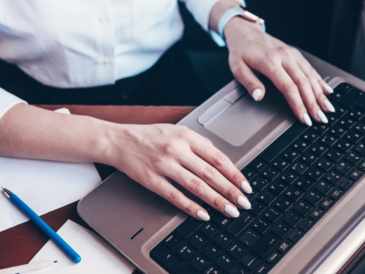 Geschäftsfrau arbeitet am Laptop.