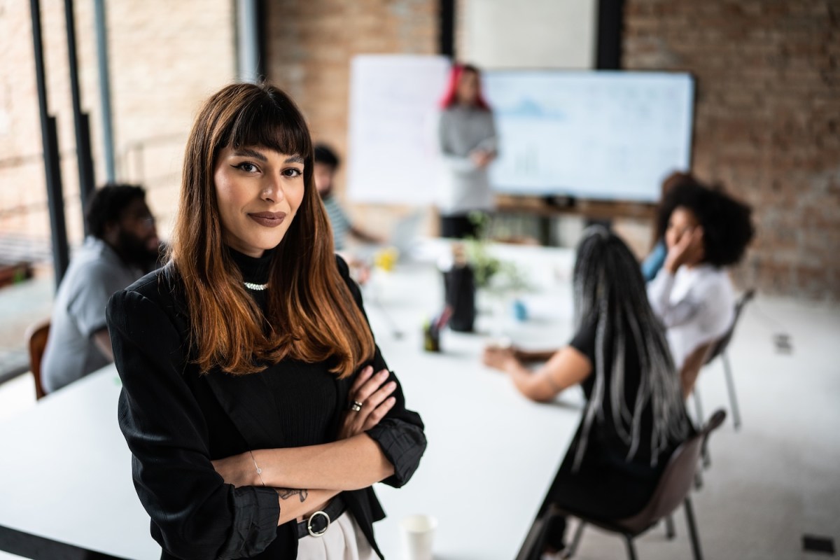 Porträt einer selbstbewussten Geschäftsfrau im Büro.
