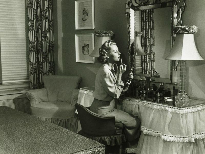 retro frau schminkt sich spiegel