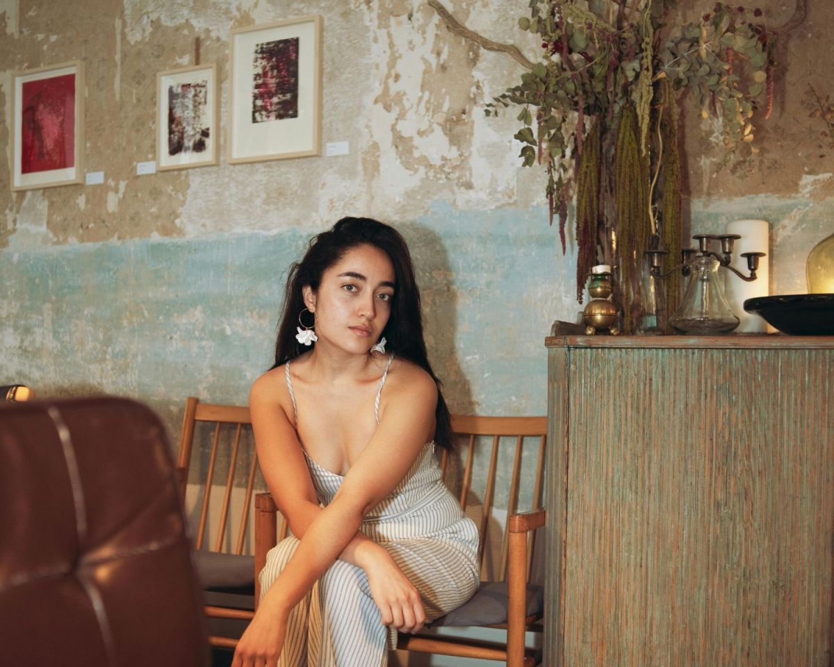 Frau mit Kontrollzwang sitzt in einer Küche mit Vintage Interior