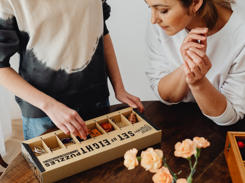 Zwei Frauen mit einer kleinen Schachtel für Gedanken-Mülleimer mindset ausmisten