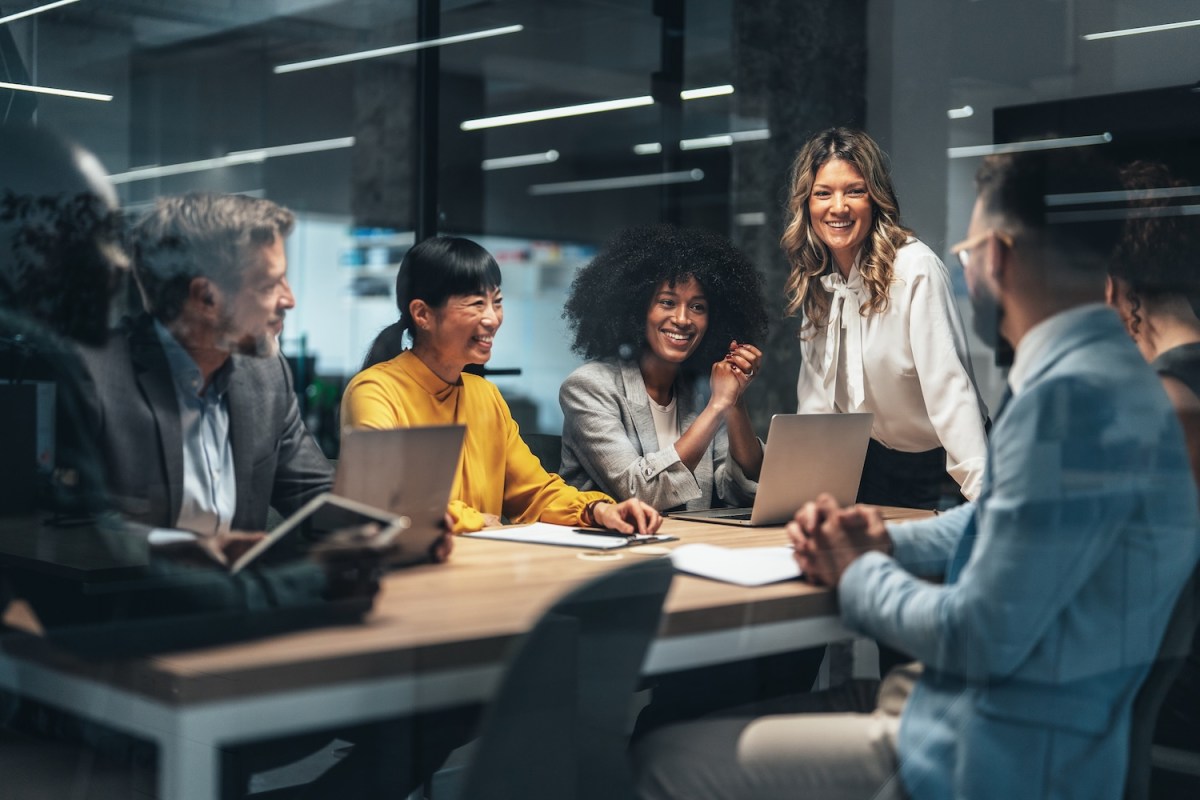 Mitarbeitende in einer Besprechung.