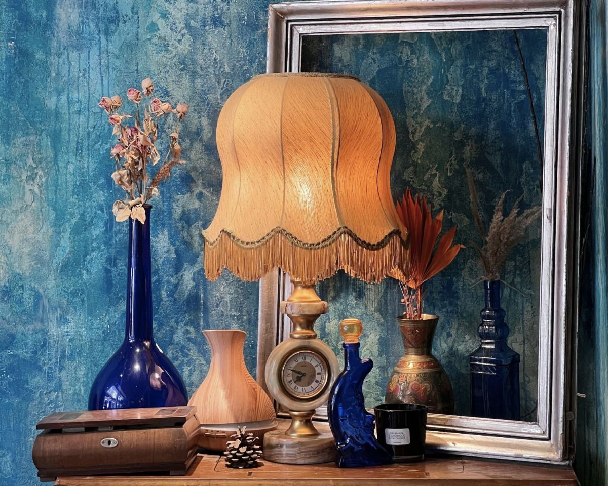 DDR Gegenstände Lampe Vase von Oma stehen auf dem Tisch